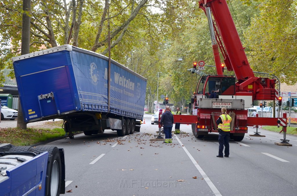 LKW verliert Auflieger Koeln Boltensternstr Pasteurstr P1957.JPG